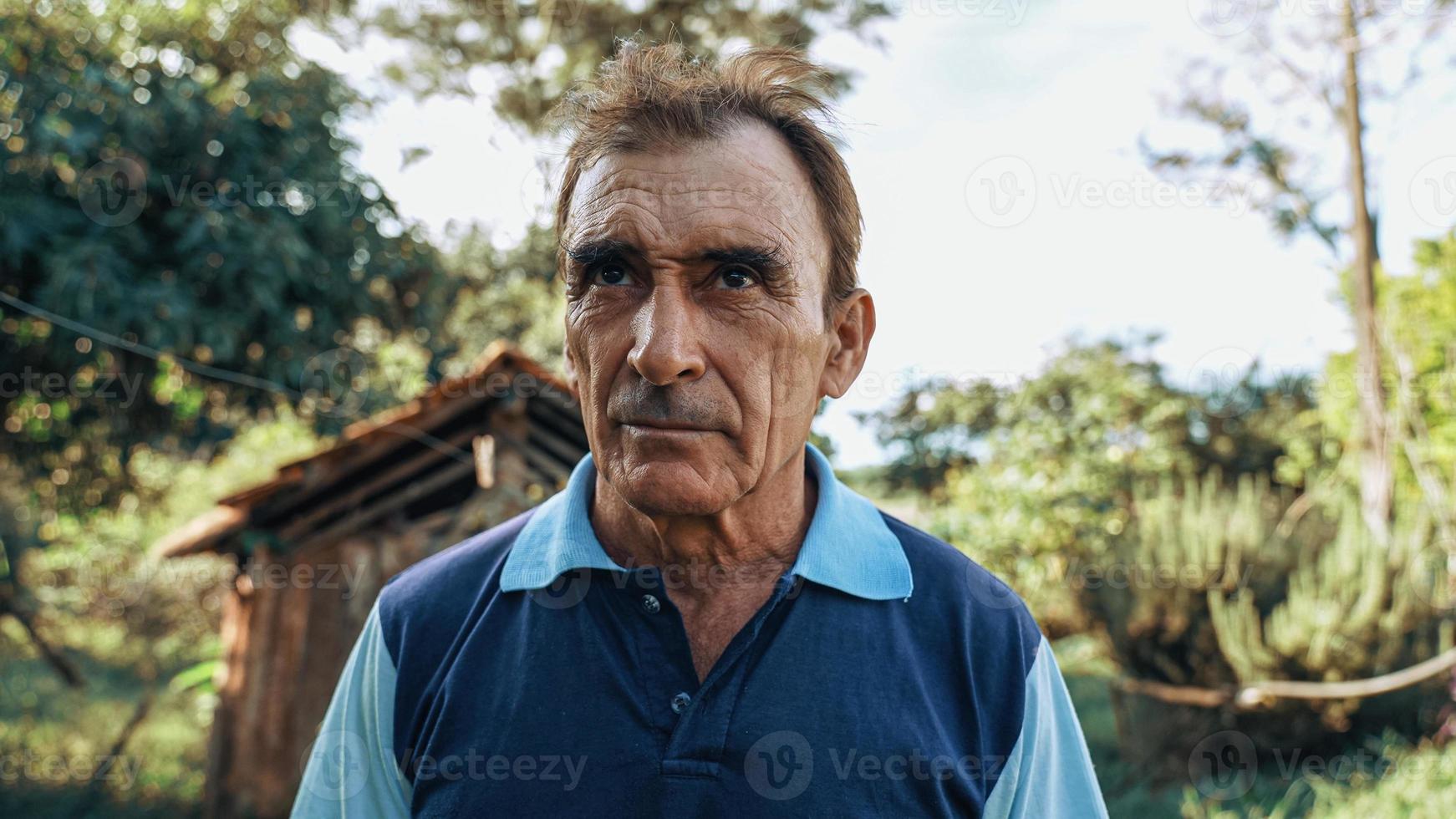 retrato de homem na fazenda no fundo do céu. foto