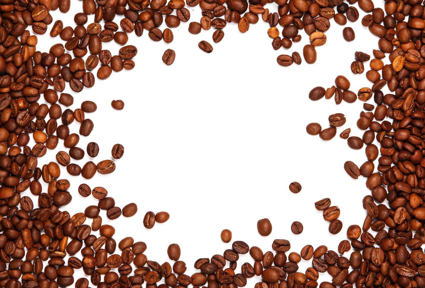 grãos de café sobre fundo branco foto