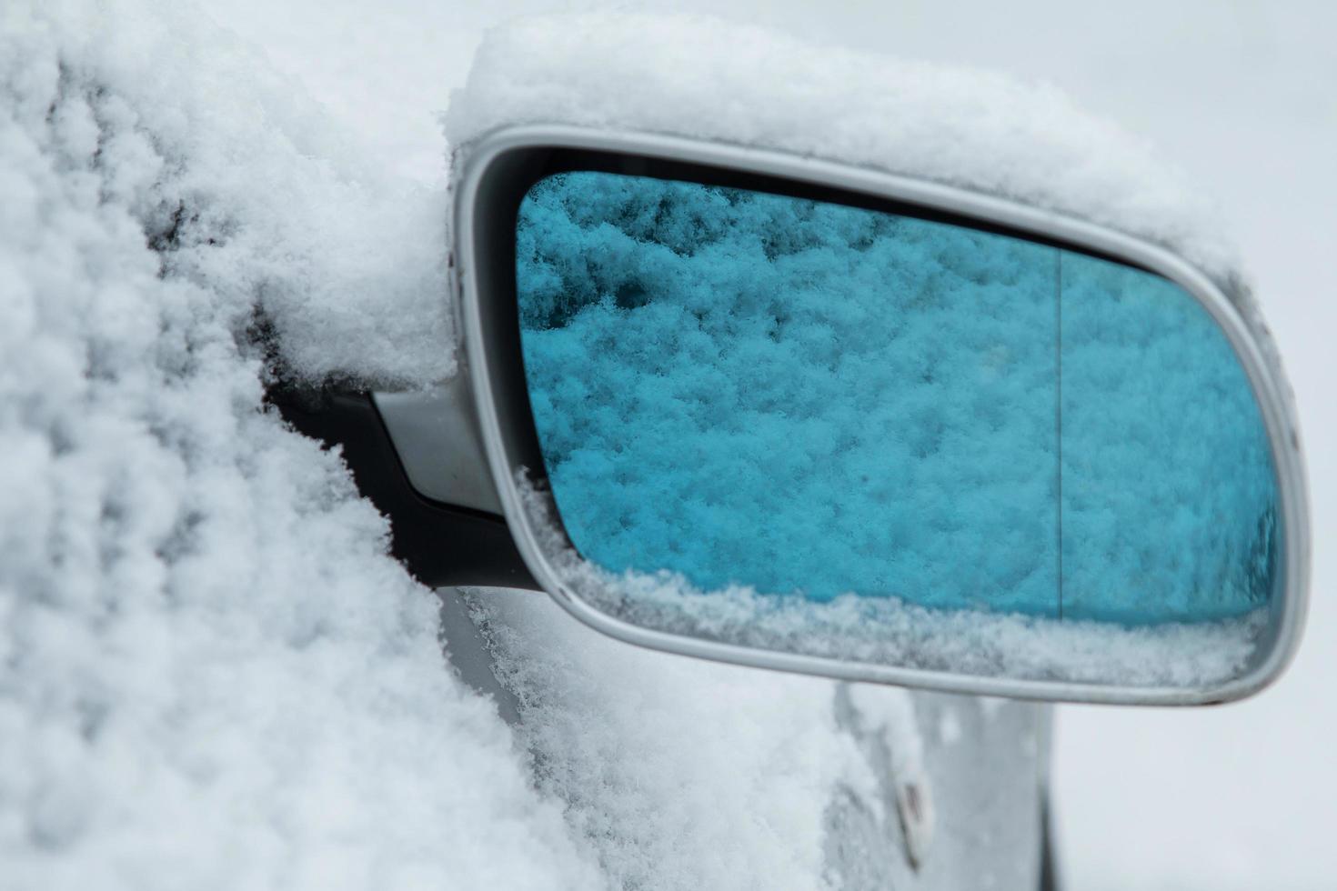 espelho do carro e neve foto