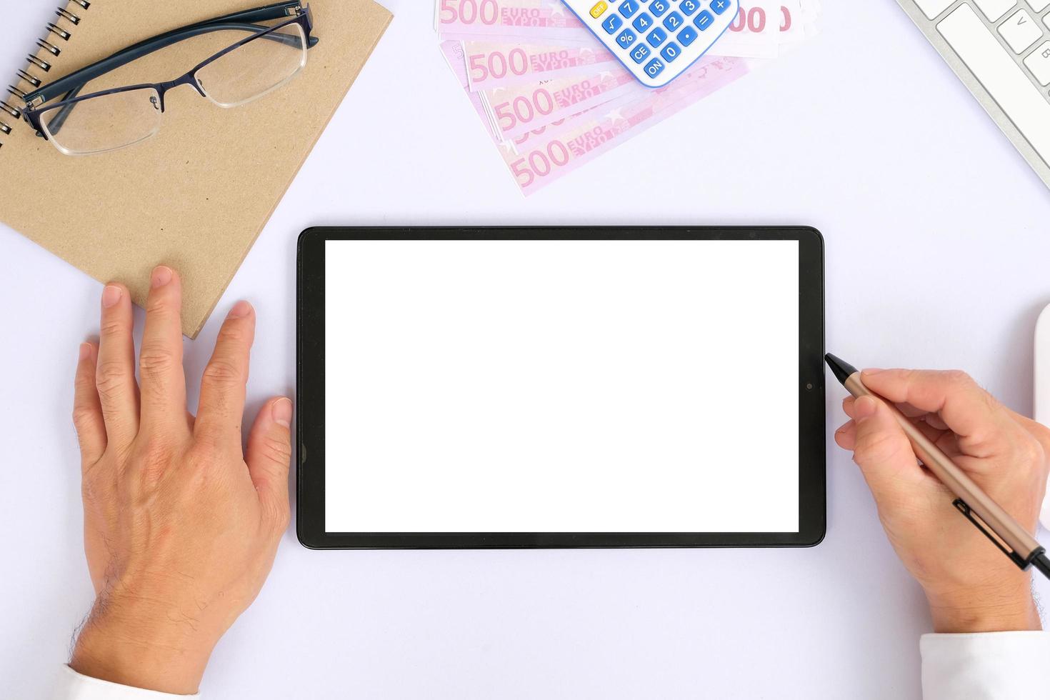 tela do tablet em branco enquanto digita em um teclado, bem como um modelo de tela para personalização adicional, podem ser usados para diversos fins. área para copiar foto
