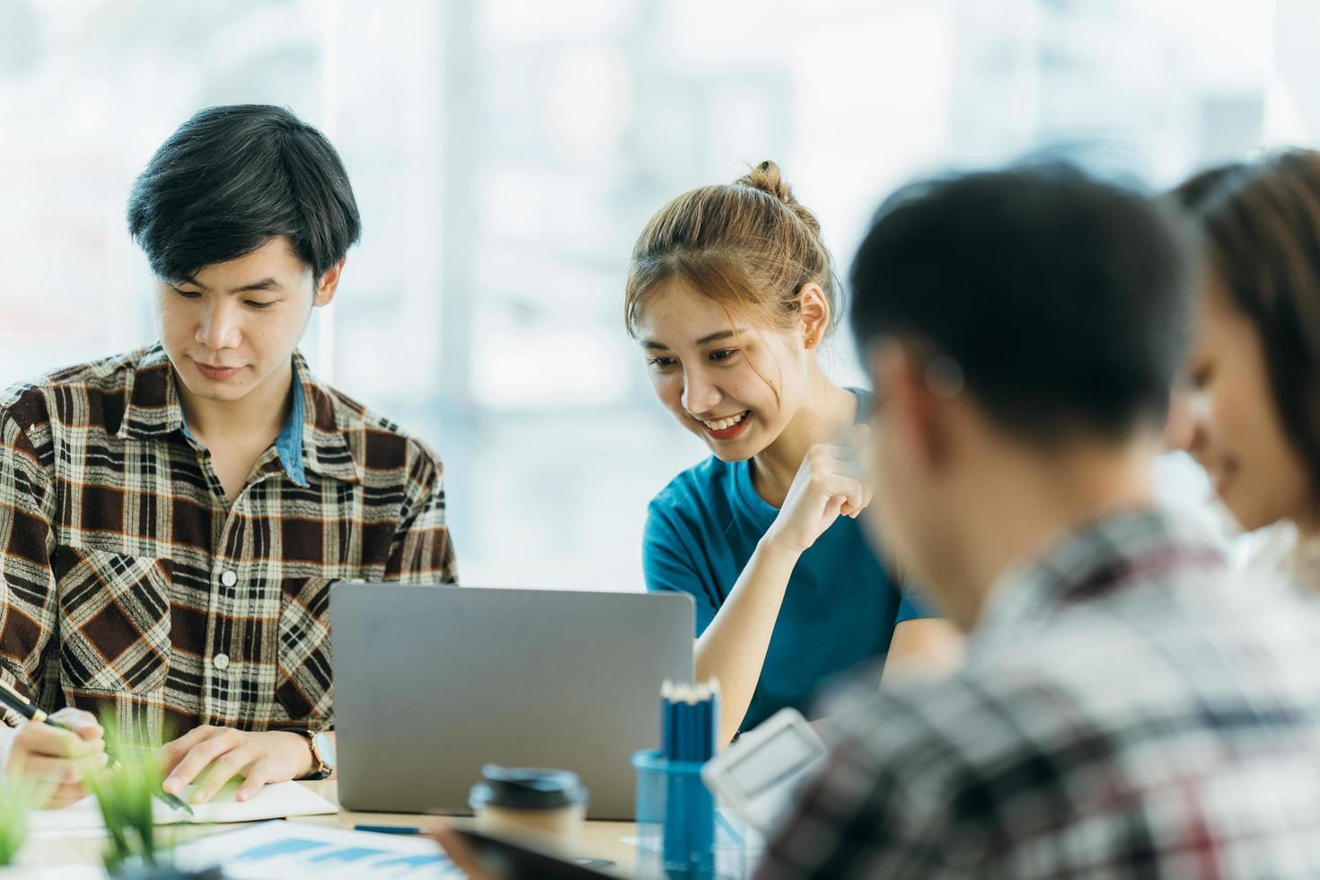 grupo asiático de colegas de trabalho da empresa no escritório discutem sobre estratégia de negócios de novos investimentos. foto