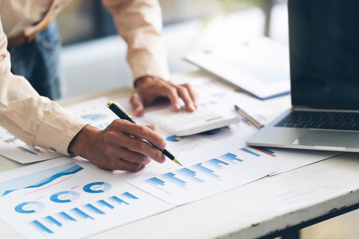 homem de negócios financeiros analisa o gráfico de desempenho da empresa para criar lucros e crescimento, relatórios de pesquisa de mercado e estatísticas de renda, conceito financeiro e contábil. foto