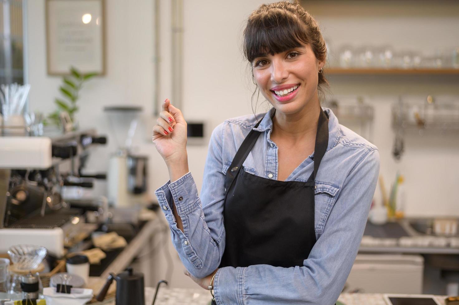 jovem barista com espírito de serviço trabalhando em cafeteria foto