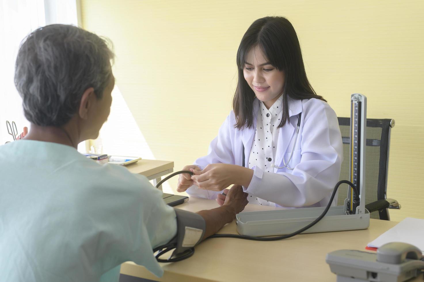 paciente masculino sênior asiático está consultando e visitando médico no hospital.. foto