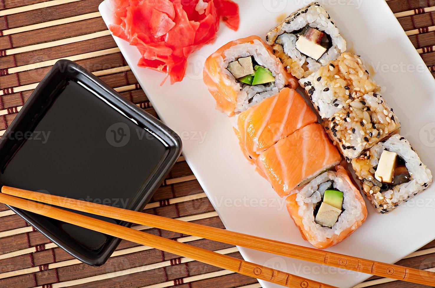 comida japonesa - sushi e sashimi foto