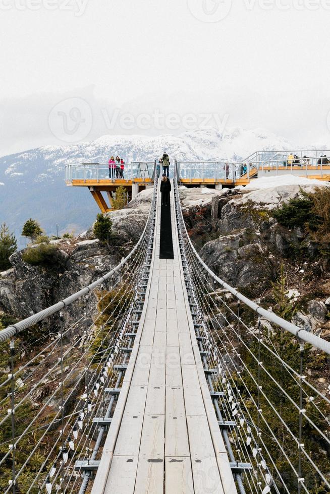 ponte suspensa e montanhas cobertas de neve foto