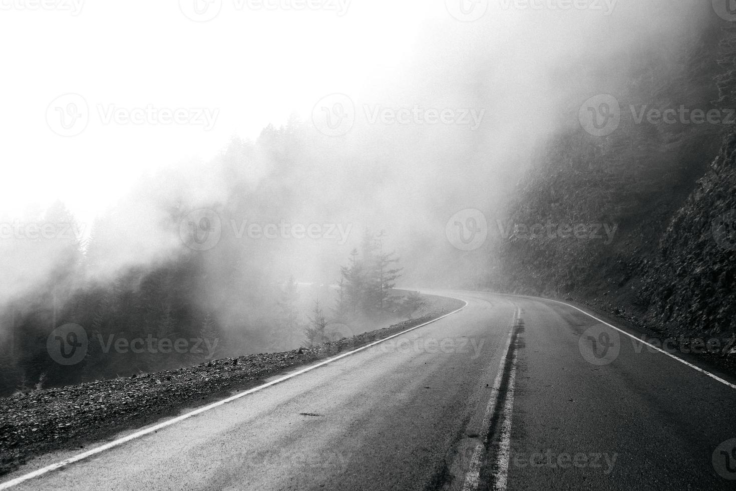 estrada nevoenta da montanha foto