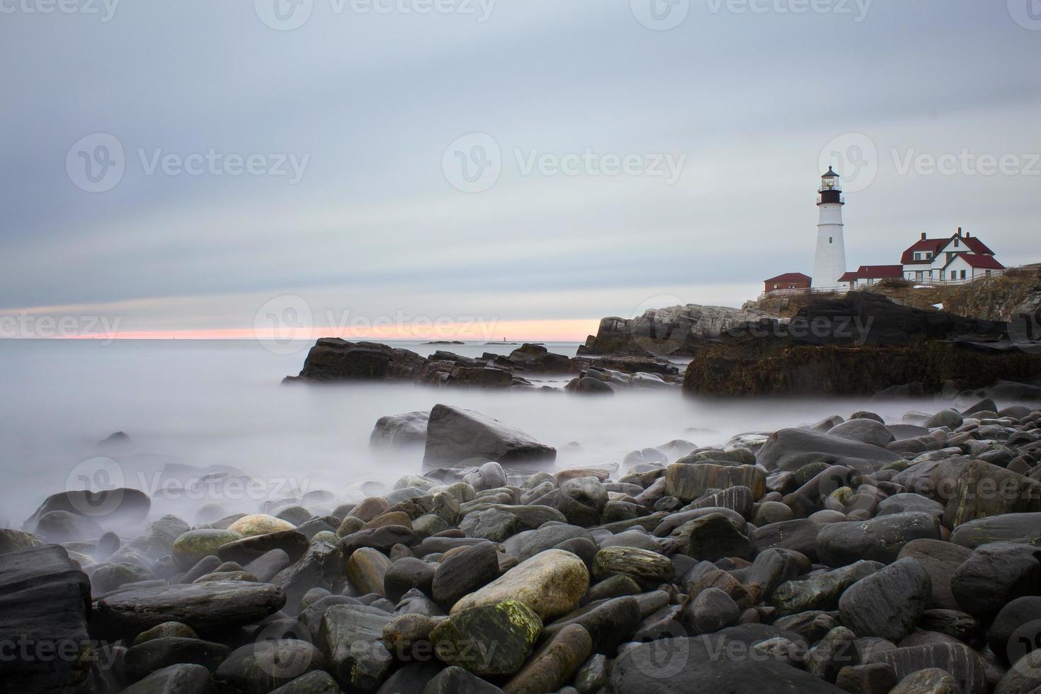 longa exposição da costa rochosa no crepúsculo foto