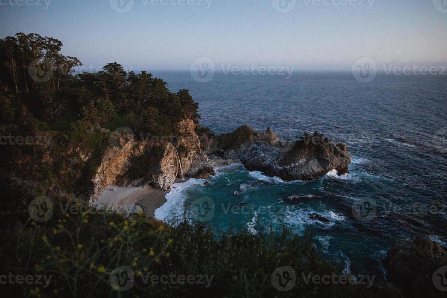 costa rochosa no crepúsculo foto