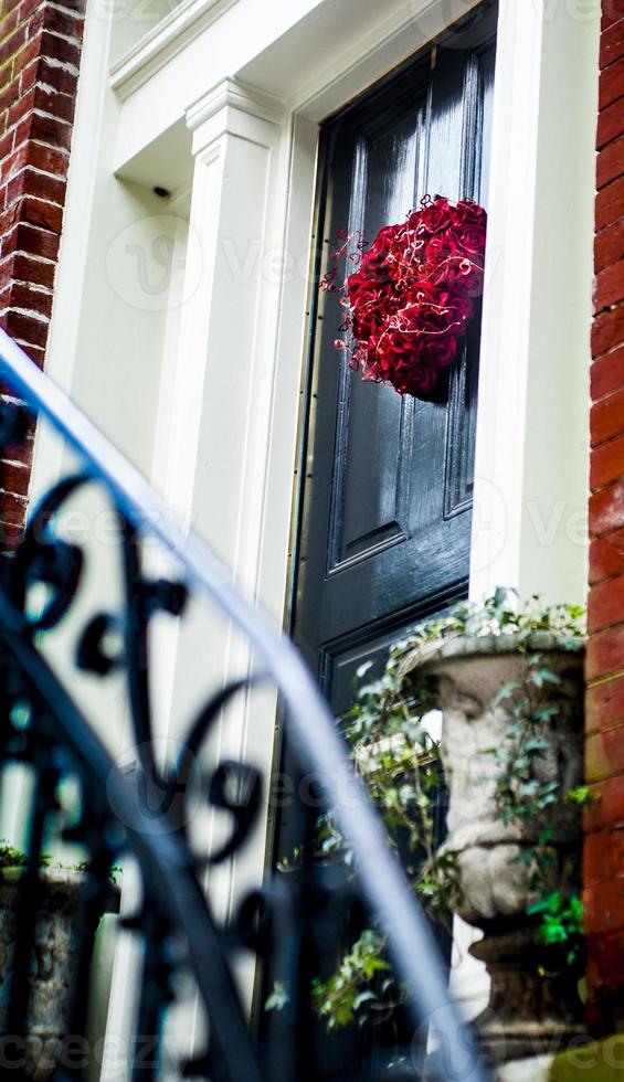 escada para porta da frente com flor em forma de coração foto