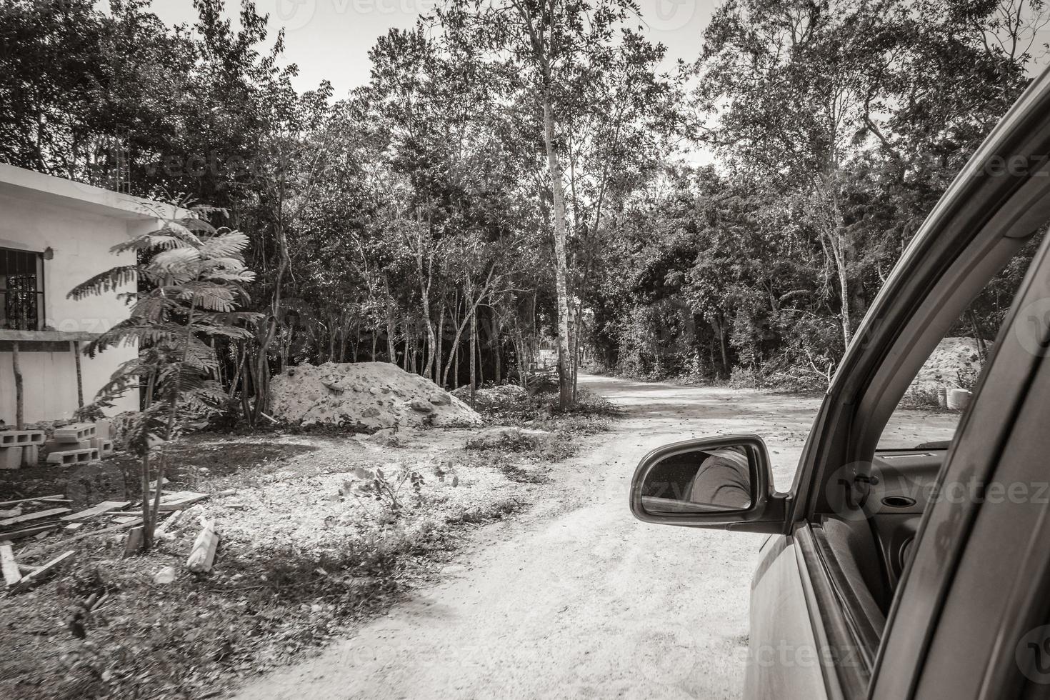 dirigindo na estrada de caminho de cascalho em tulum selva natureza méxico. foto