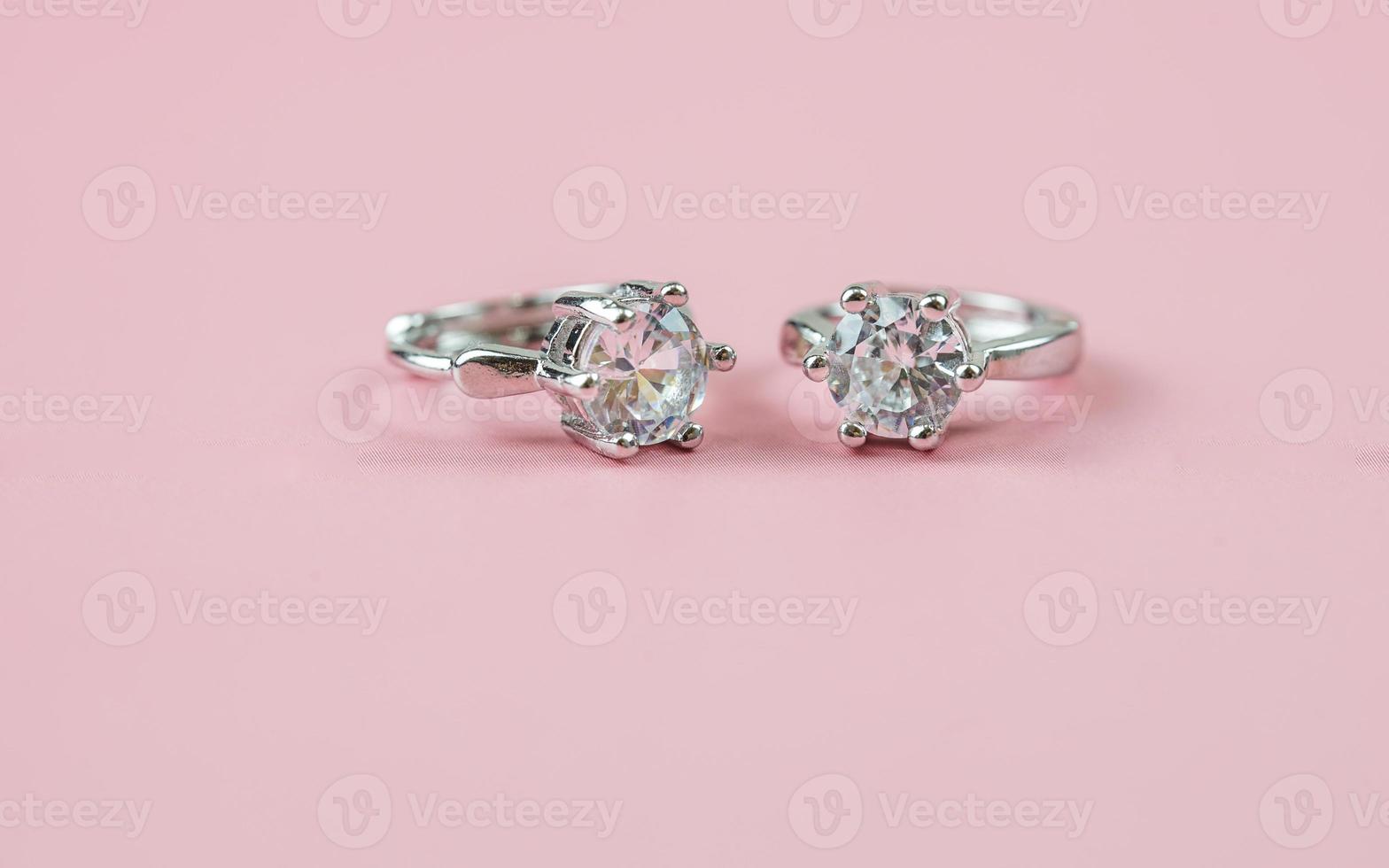 close-up do anel de diamante de noivado. amor e conceito de casamento. foto
