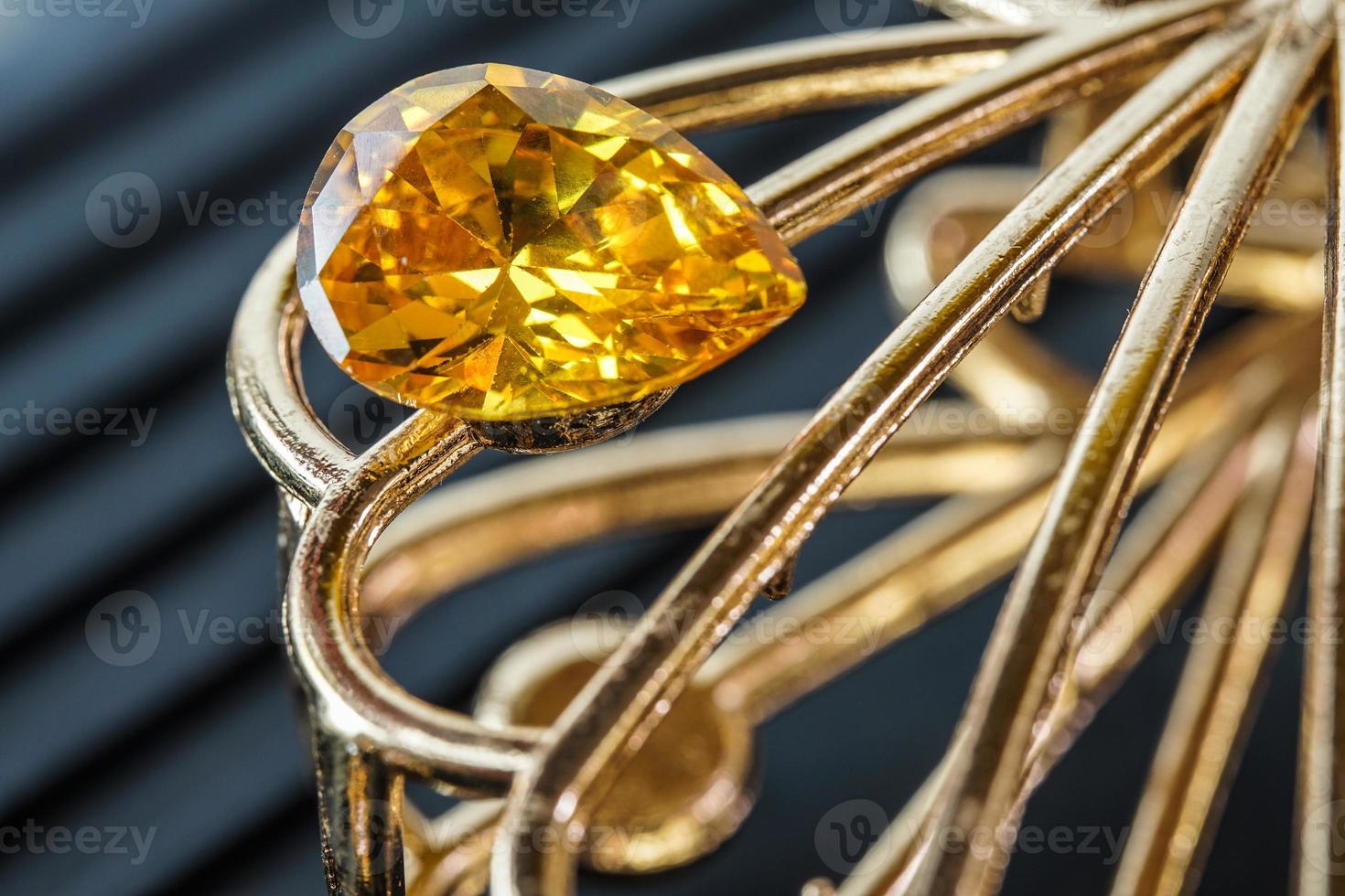 pedra preciosa natural amarela, gemas ou gemas em ouro brilhante foto