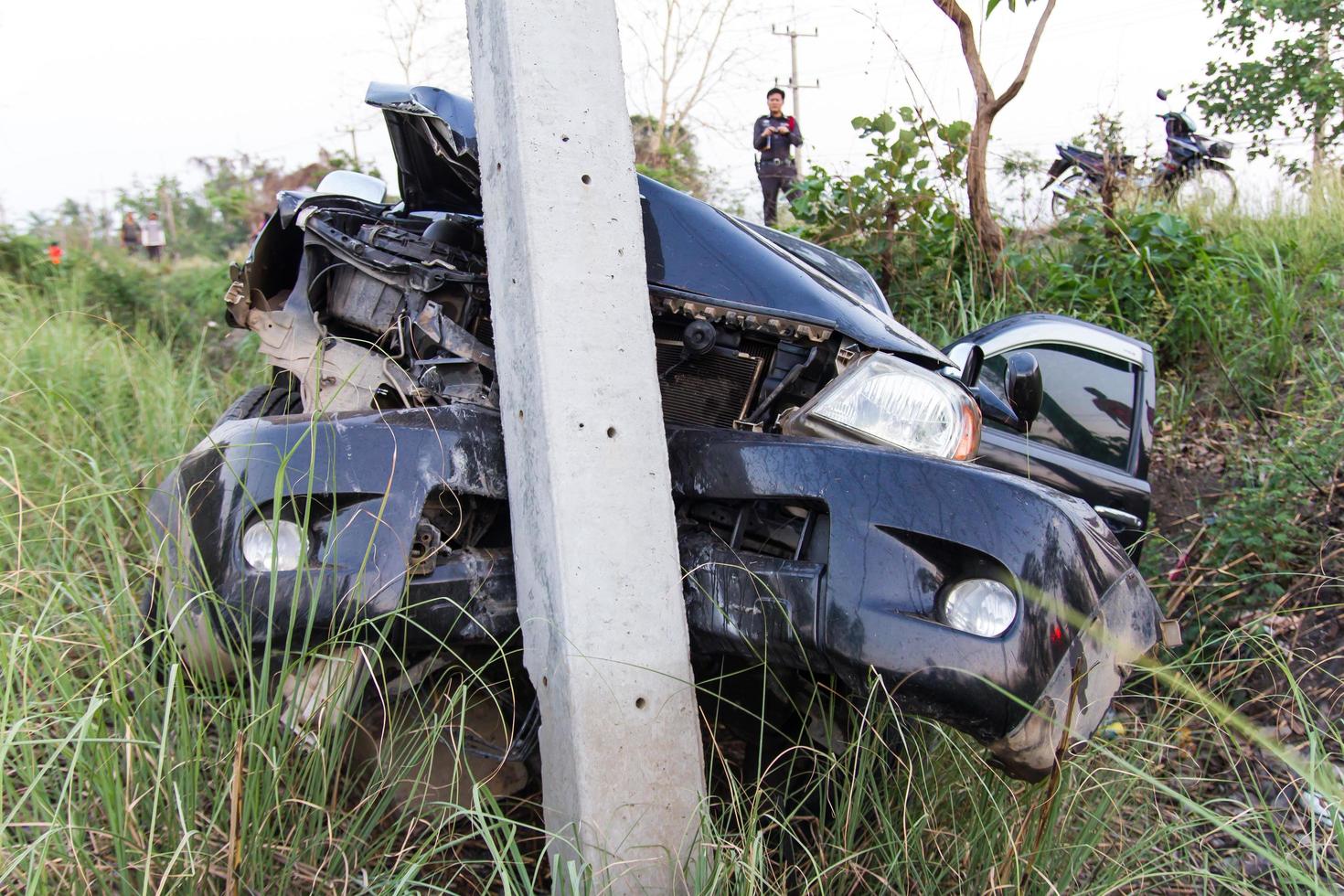 carro bateu em poste foto