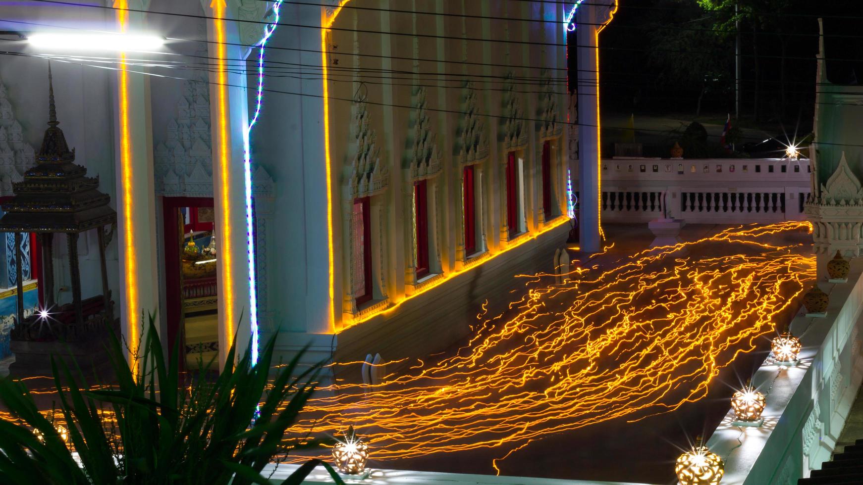 acender uma vela linhas iluminadas foto