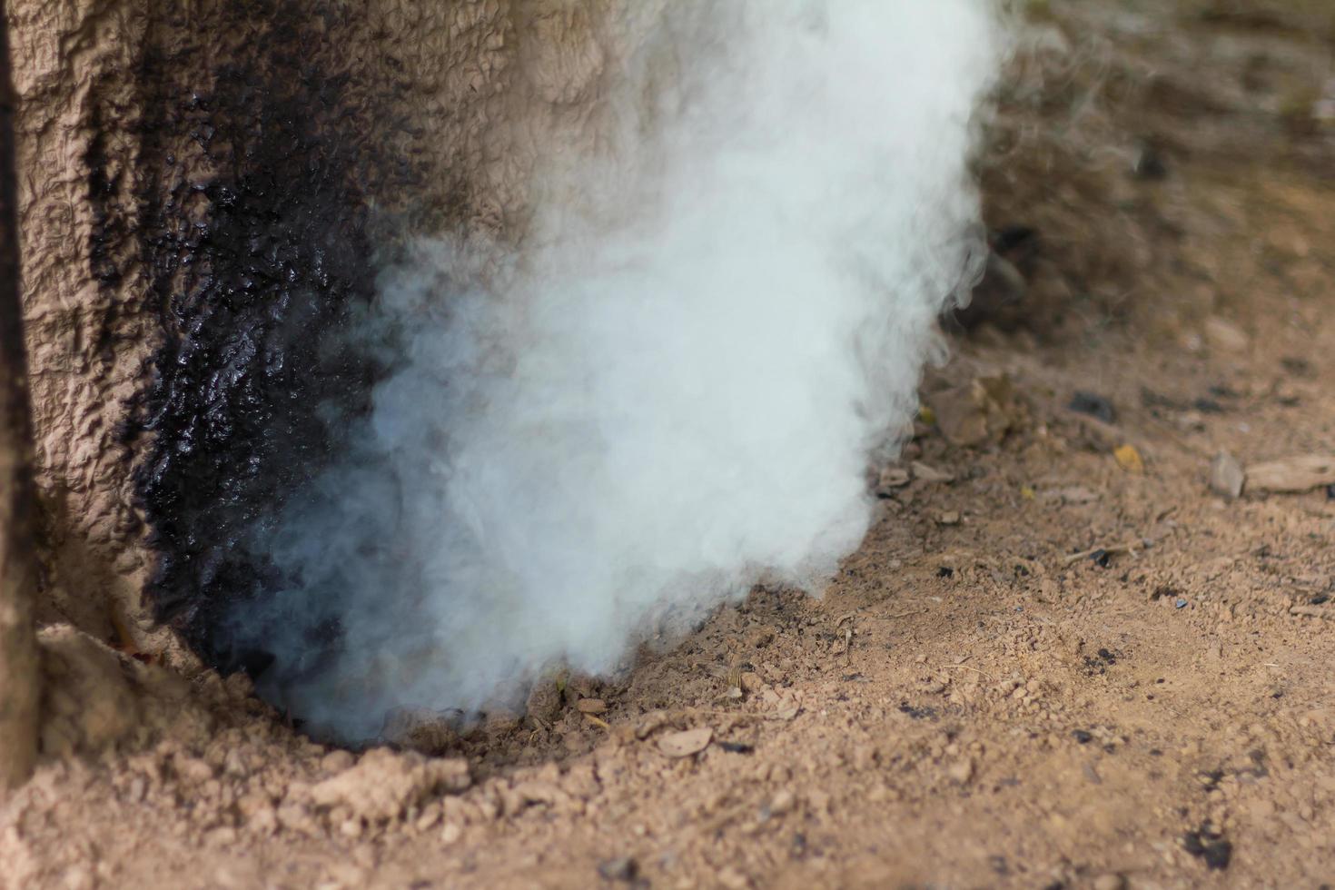 fumaça do forno de barro buraco foto