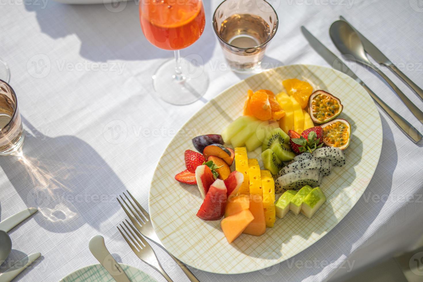 café da manhã fresco em um belo local com vista para o mar. férias de verão de luxo ou destino de lua de mel. mesa com comida deliciosa gourmet perto do mar com horizonte. belo cenário de café da manhã de verão foto