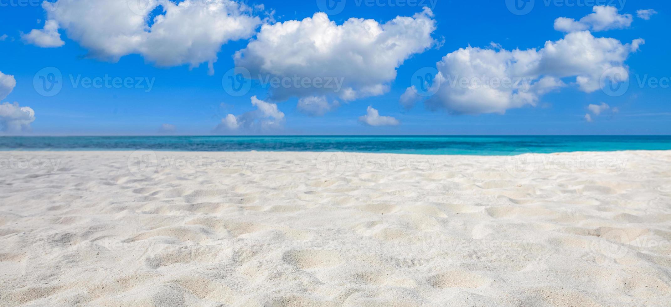 cena de praia panorâmica sem fim, paisagem de natureza calma de verão. céu azul e ondas suaves do mar. fundo abstrato praia. areia branca, céu azul e paisagem de praia tropical calma. conceito de natureza exótica foto