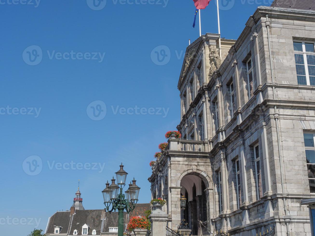 a cidade de maastricht no rio maas foto