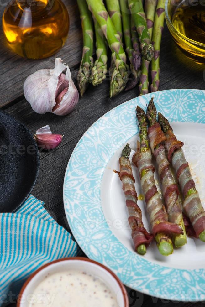 espargos grelhados envolto em pancetta ou bacon, cozinha italiana foto