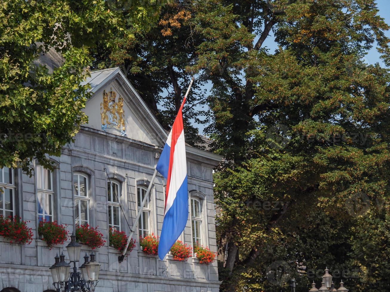 a cidade de maastricht no rio maas na holanda foto