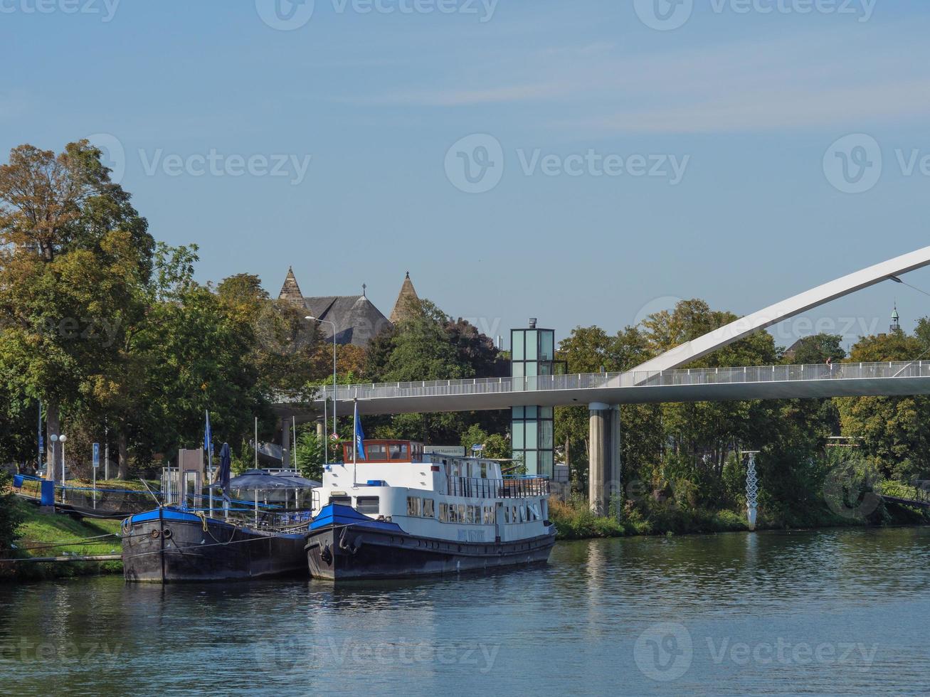 a cidade de maastricht no rio maas na holanda foto