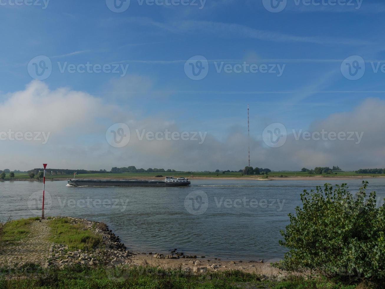 o rio reno perto de wesel pela manhã foto