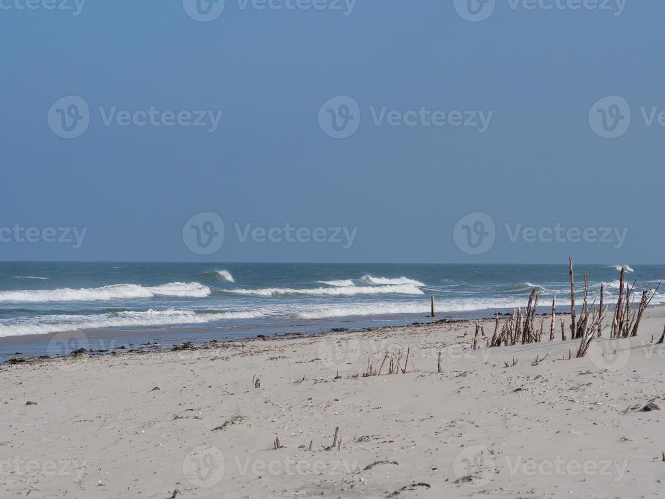 a praia da ilha juist na alemanha foto