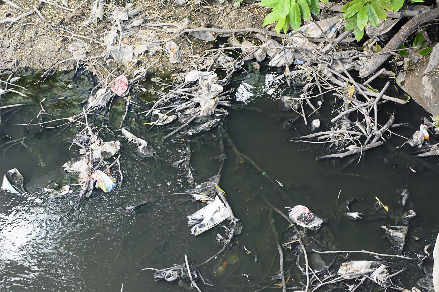 canal poluído em bangkok foto