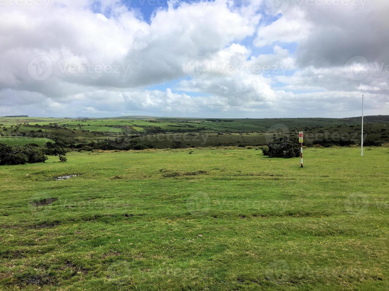 uma vista da zona rural de cornwall perto de dartmoor foto