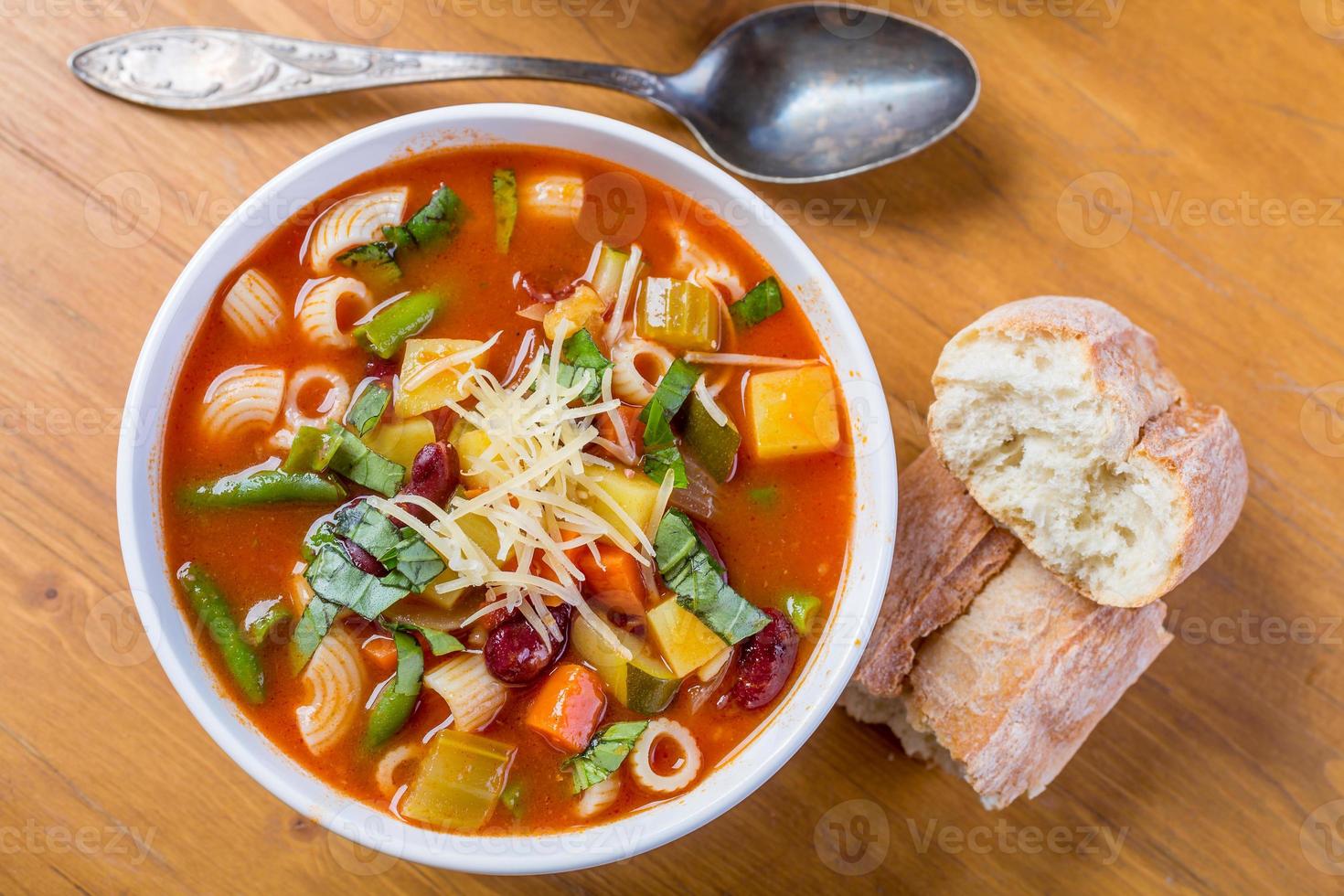 sopa minestrone com macarrão, feijão e legumes foto
