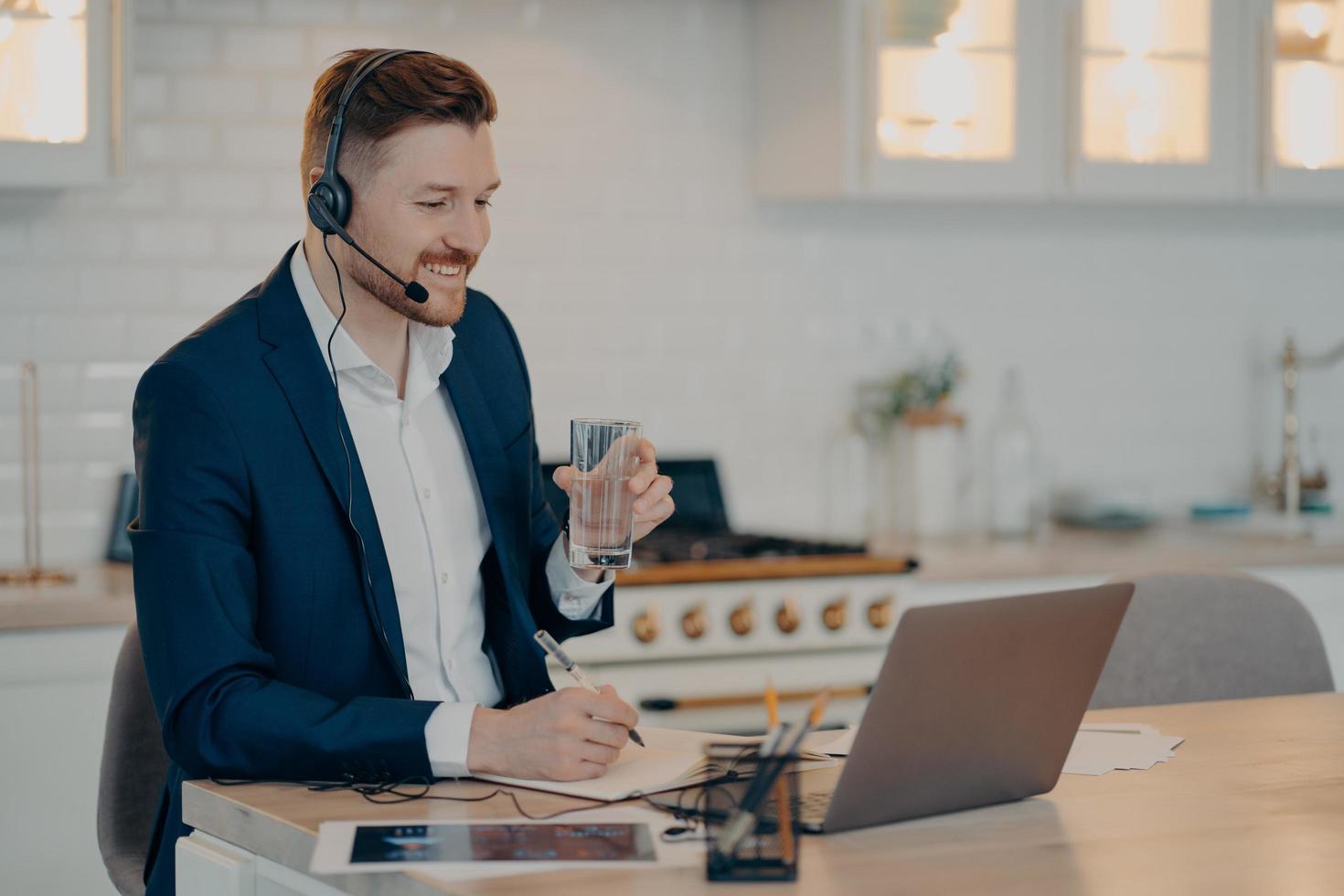 jovem feliz conversando com seu colega durante reunião on-line remotamente foto