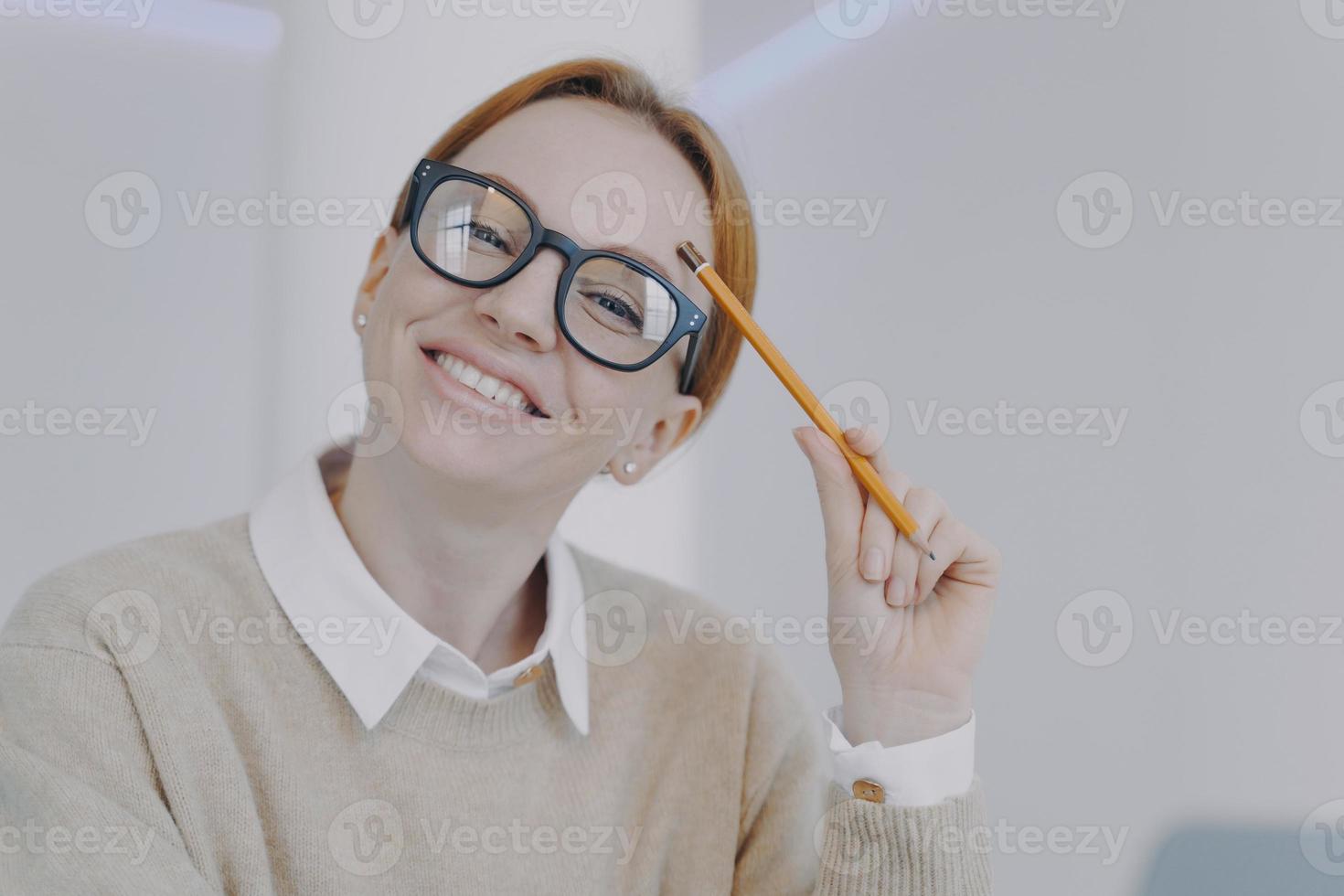 garota satisfeita está estudando, lendo e tomando notas. estudo remoto ou conceito de trabalho à distância. foto