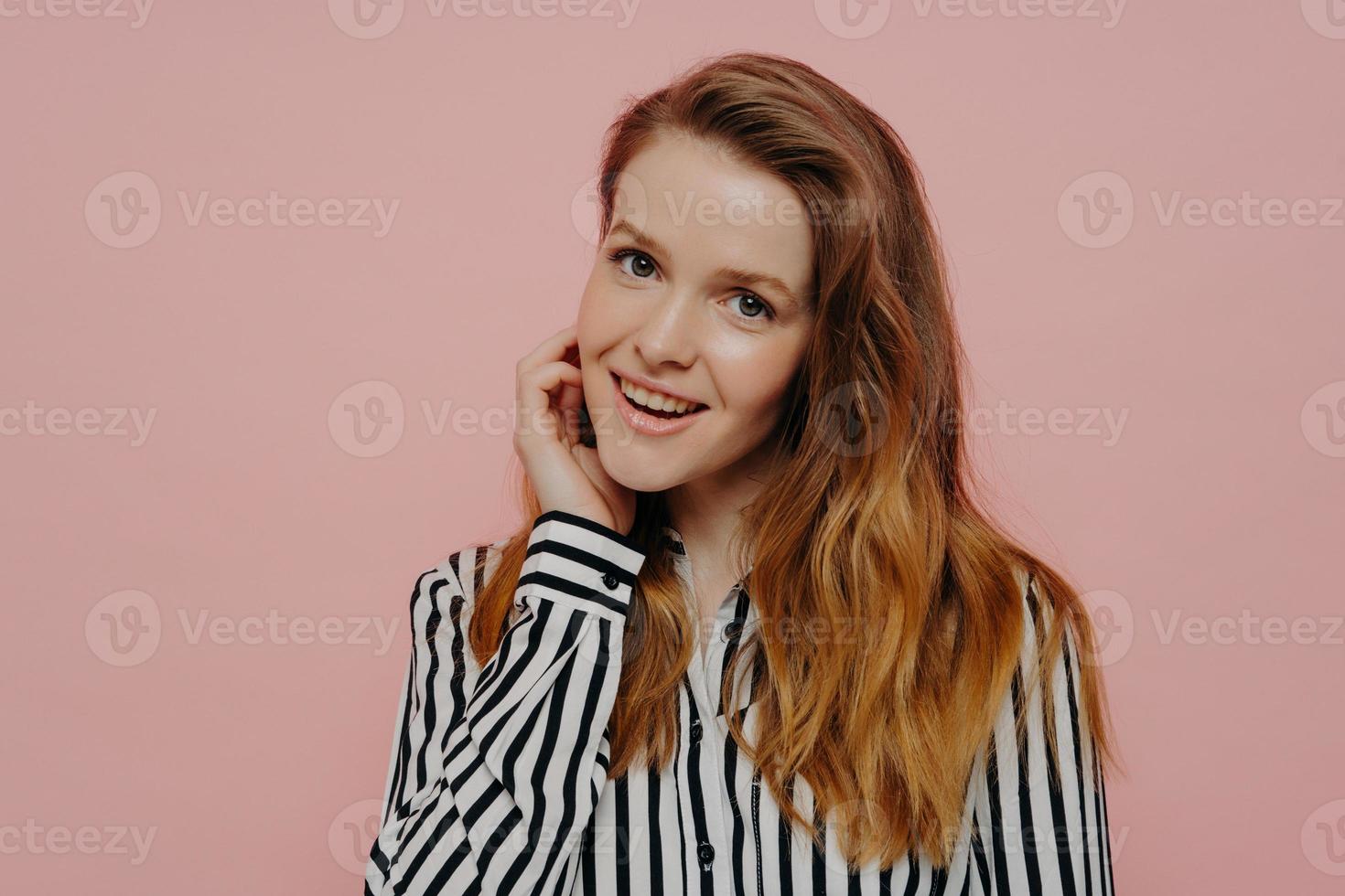 mulher jovem feliz sorrindo sedutora para a câmera foto