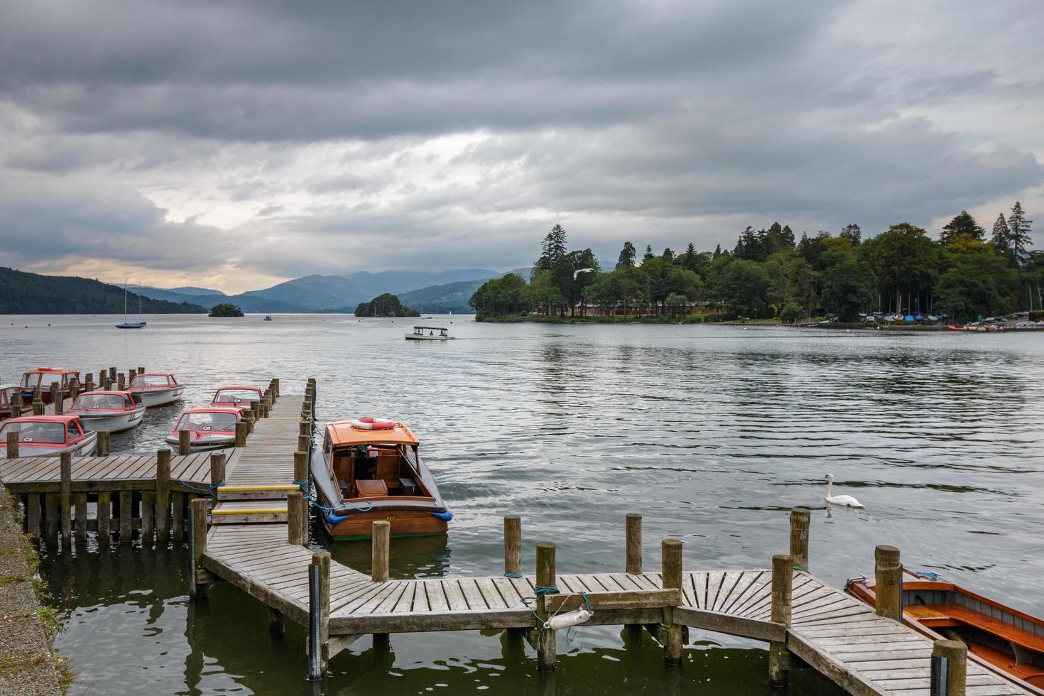 bowness em windermere, distrito do lago, cumbria, reino unido, 2015. barcos ancorados foto