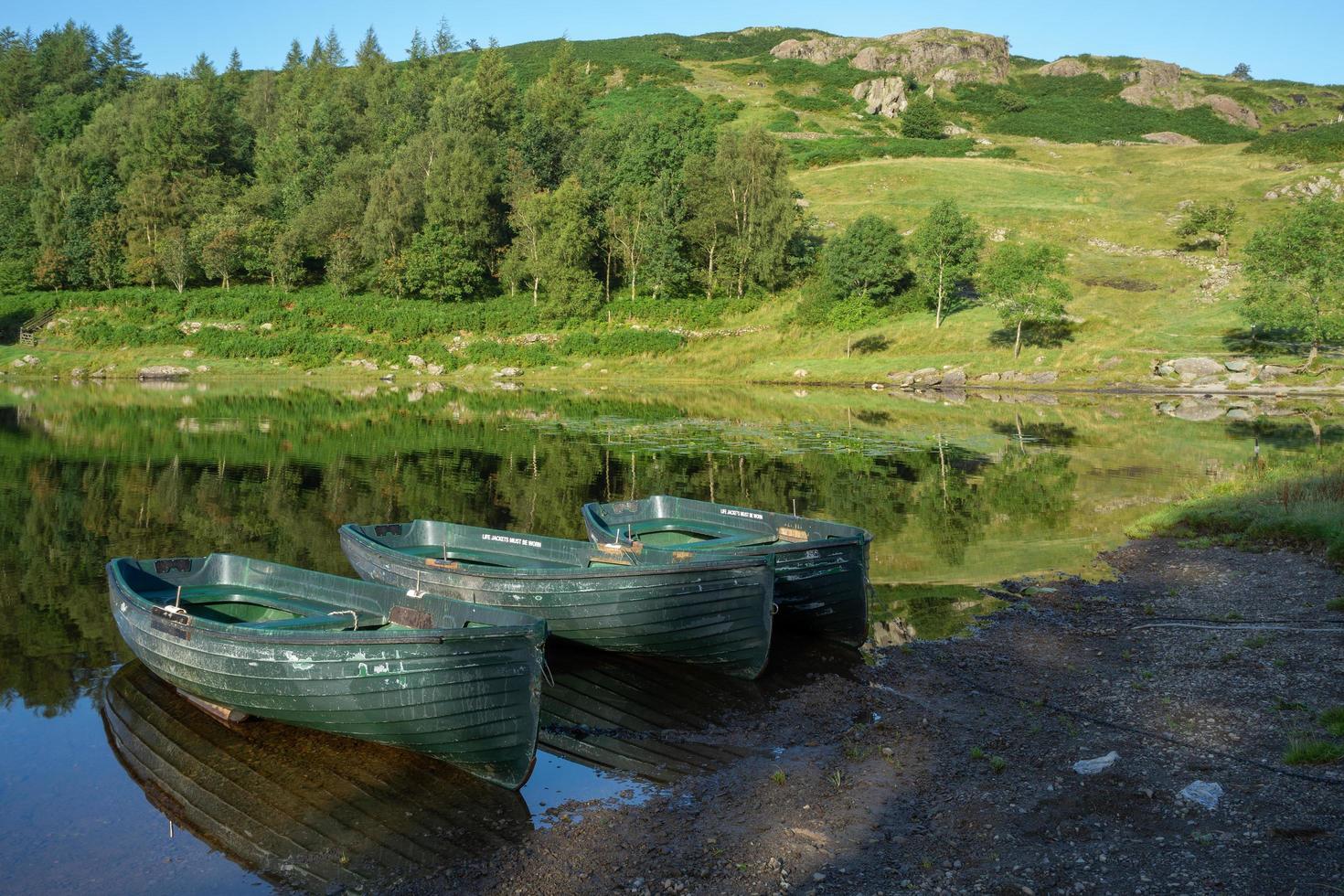 watendlath tarn, distrito do lago, cumbria, reino unido, 2015. barcos a remo ancorados em watendlath tarn foto