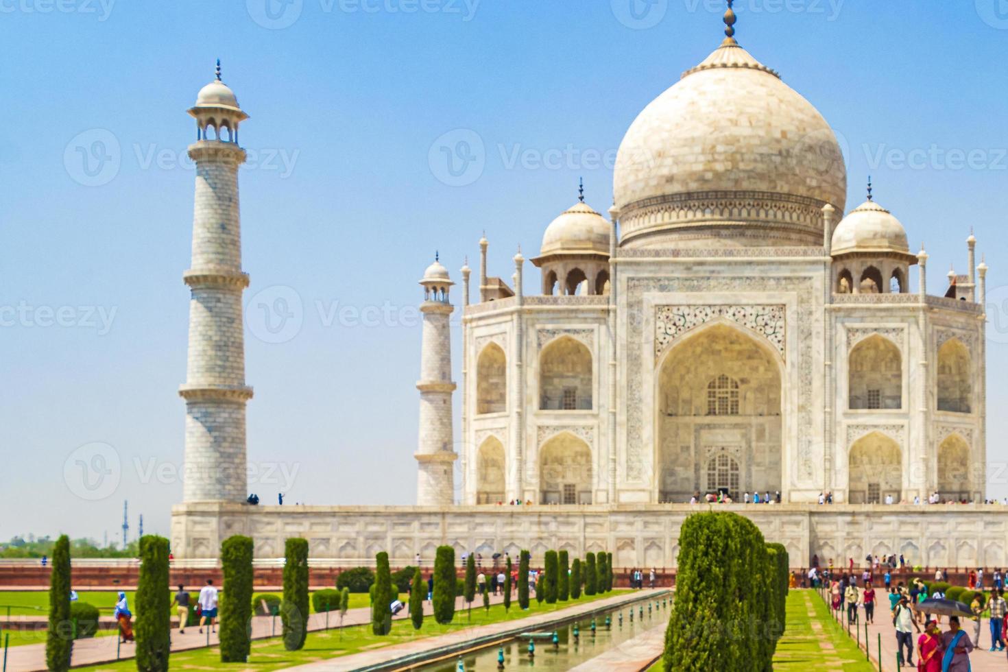 panorama taj mahal em agra índia com incríveis jardins simétricos. foto