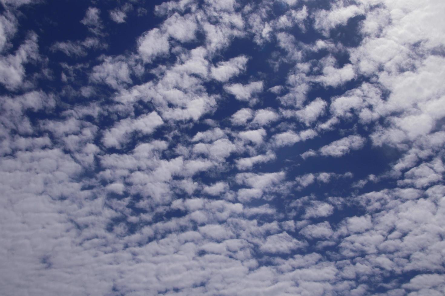 nuvens altocumulus e fundo de céu azul. foto