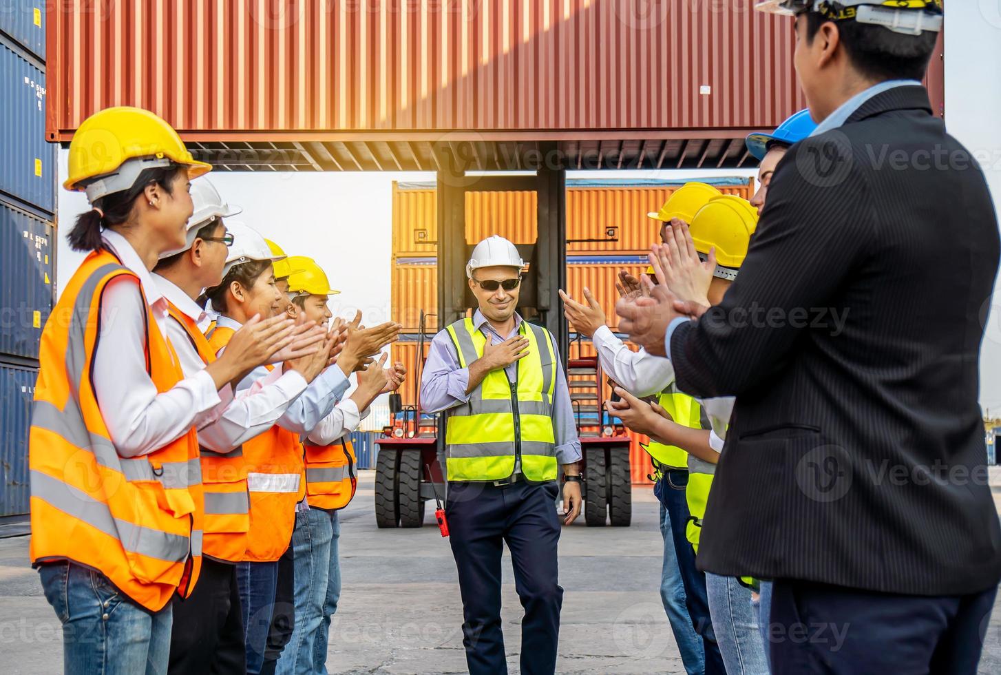 equipe profissional de engenharia e trabalhadores parabenizou o sucesso aplaudindo seu líder jubiloso após o projeto de construção concluído com sucesso. conceito de indústria pesada de engenharia foto