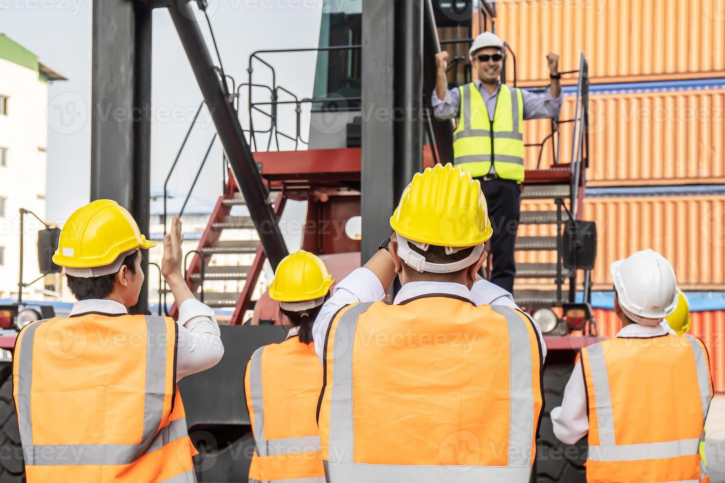 equipe profissional de engenharia e trabalhadores parabenizou o sucesso aplaudindo e levantando a mão para o líder jubiloso após o projeto de construção completo com sucesso, conceito de indústria pesada de engenharia foto