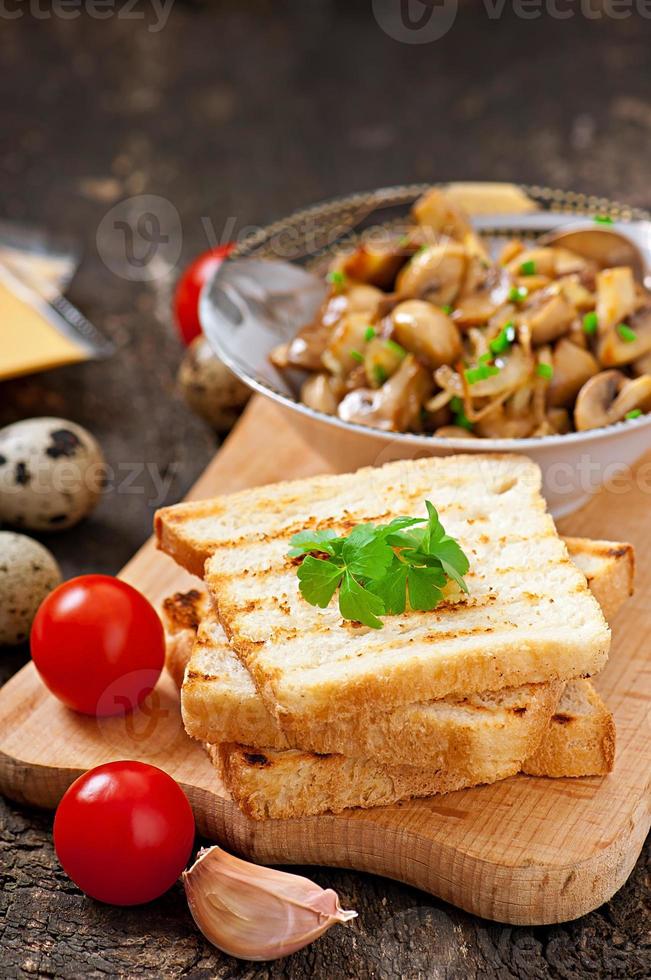 sanduíche de torrada com cogumelos, queijo e salsa, foco seletivo foto