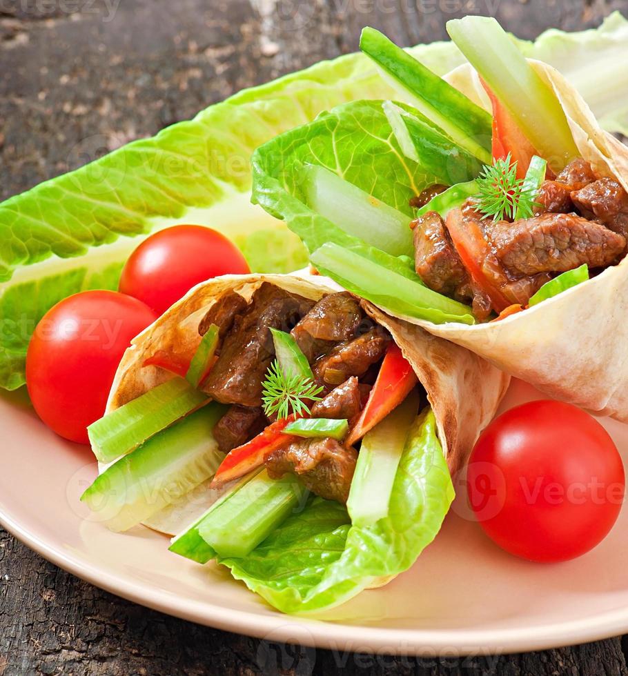 wraps de tortilha com carne e legumes frescos foto