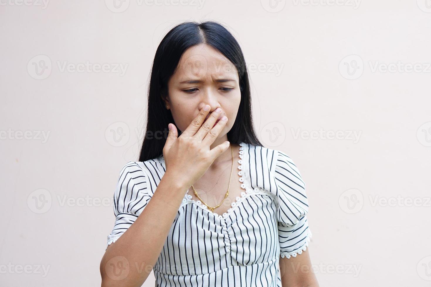 as mulheres asiáticas cobrem o nariz com as mãos porque cheiram mal. foto