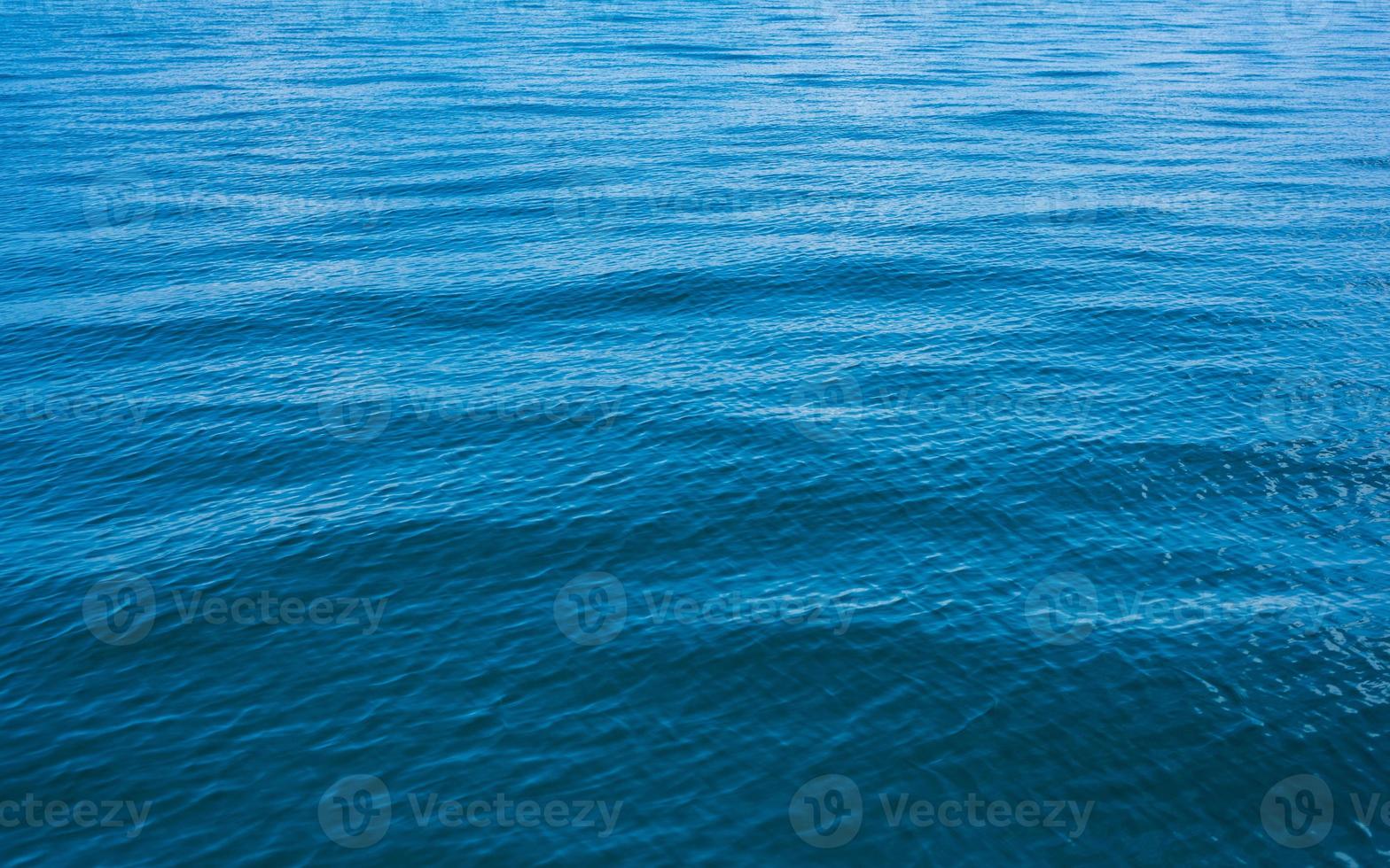 fundo de água azul com vista de baixo ângulo do mar ondulações, oceano, onda. destino de viagem e conceito de ambiente natural. foto