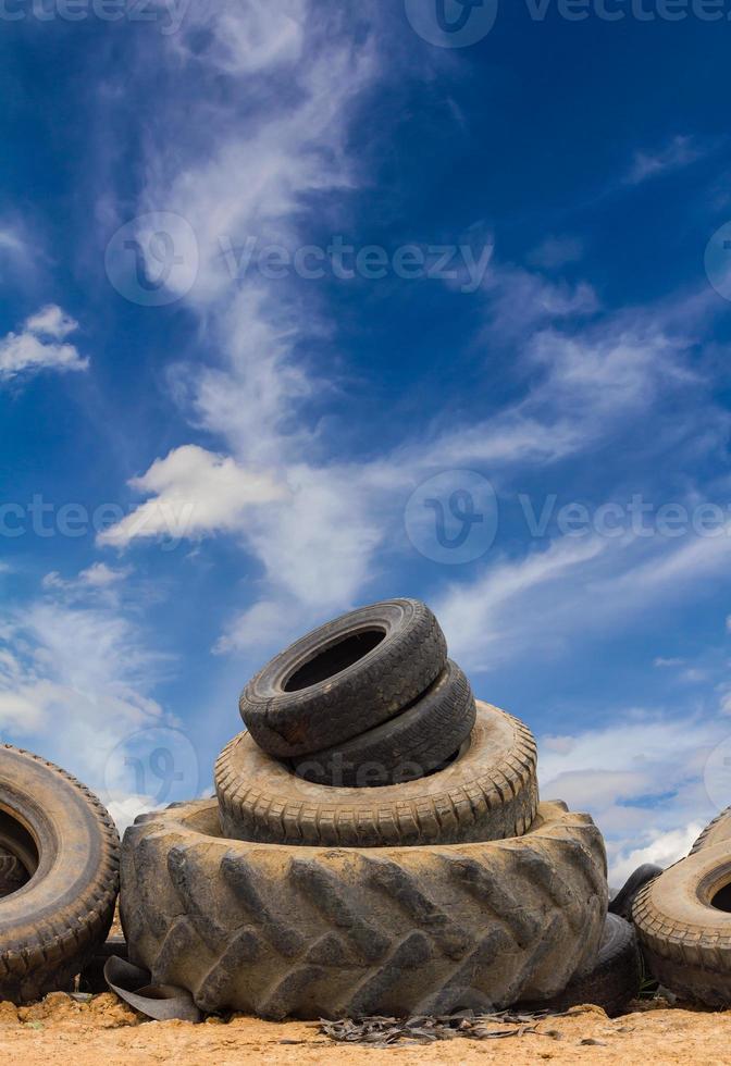 pneus de céu nublado de diferentes tamanhos. foto