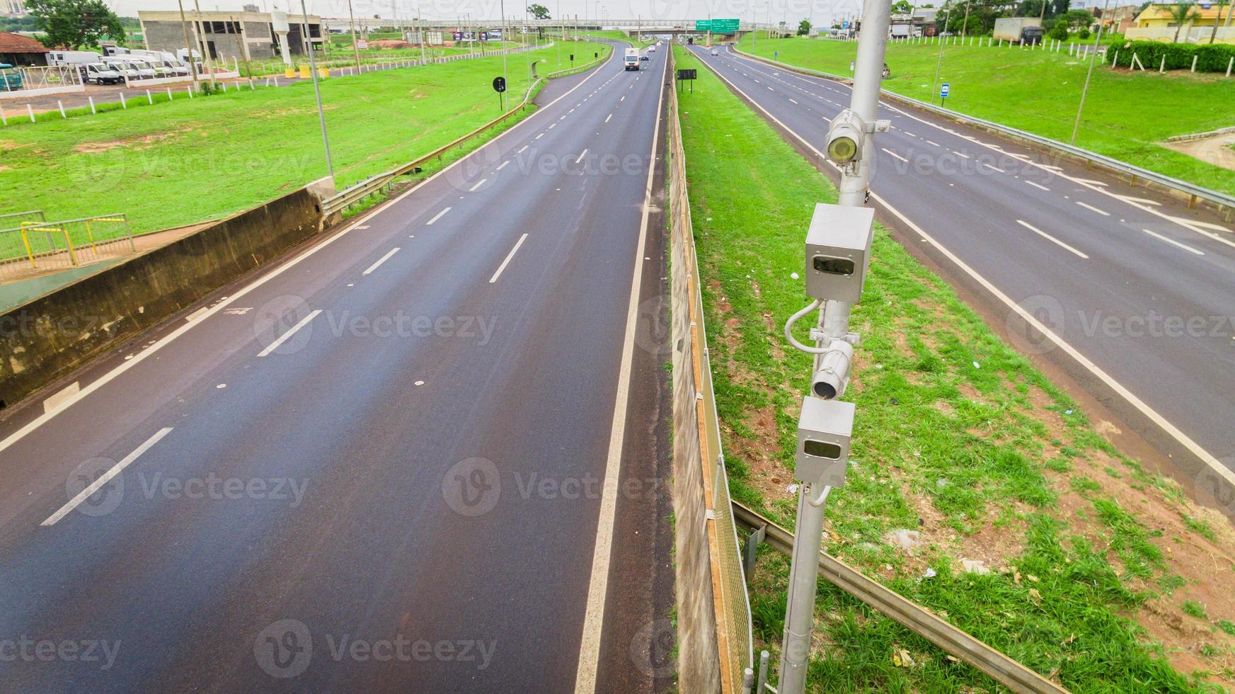 radar de trânsito com câmera de fiscalização de velocidade em uma rodovia. foto