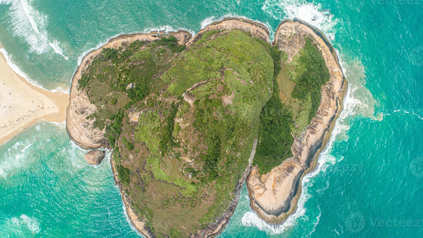 praia do recreio com pontal rock no oceano, pedra do pontal, rio de janeiro, brasil foto