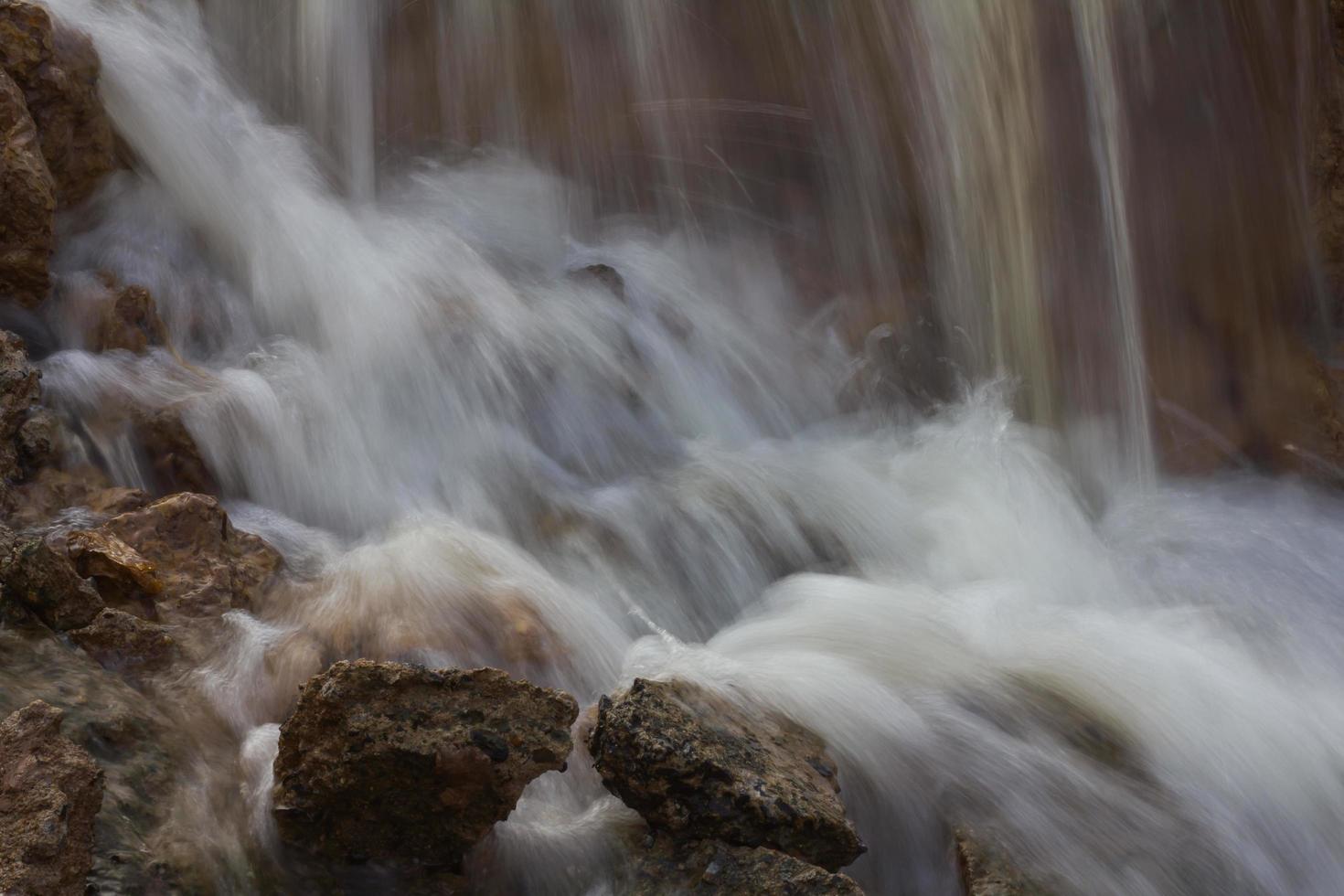 cachoeira de fluxo turva. foto