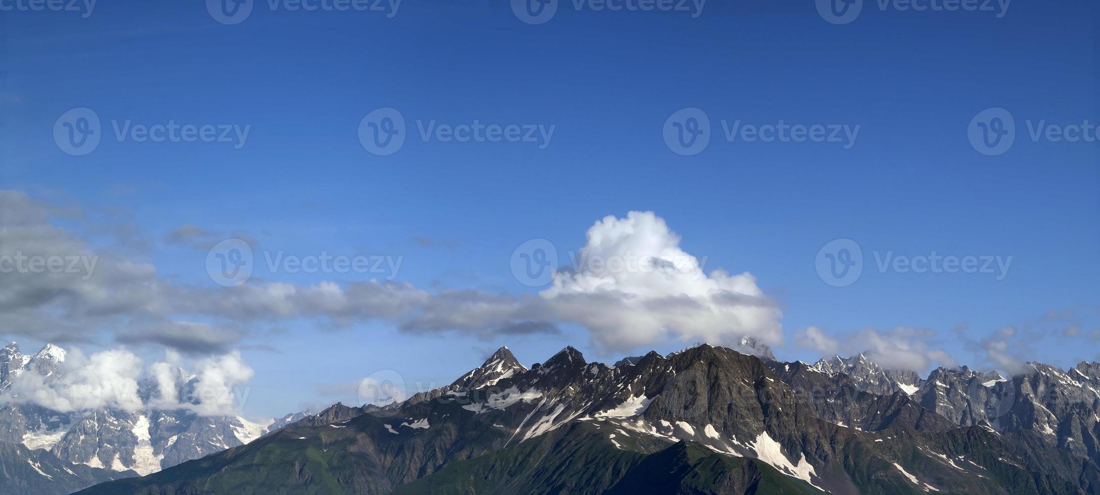 montanha de verão panorama. montanhas do Cáucaso. geórgia foto