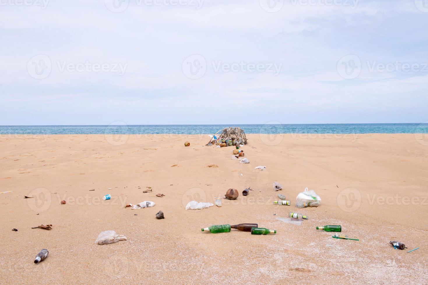 lixo na praia foto